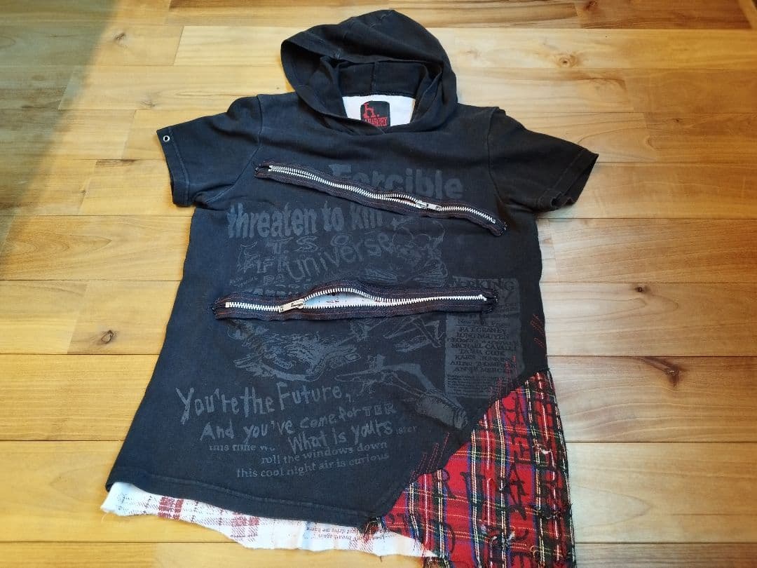 h.NAOTO ANARCHY フード付き黒Tシャツ 赤チェック エイチナオト