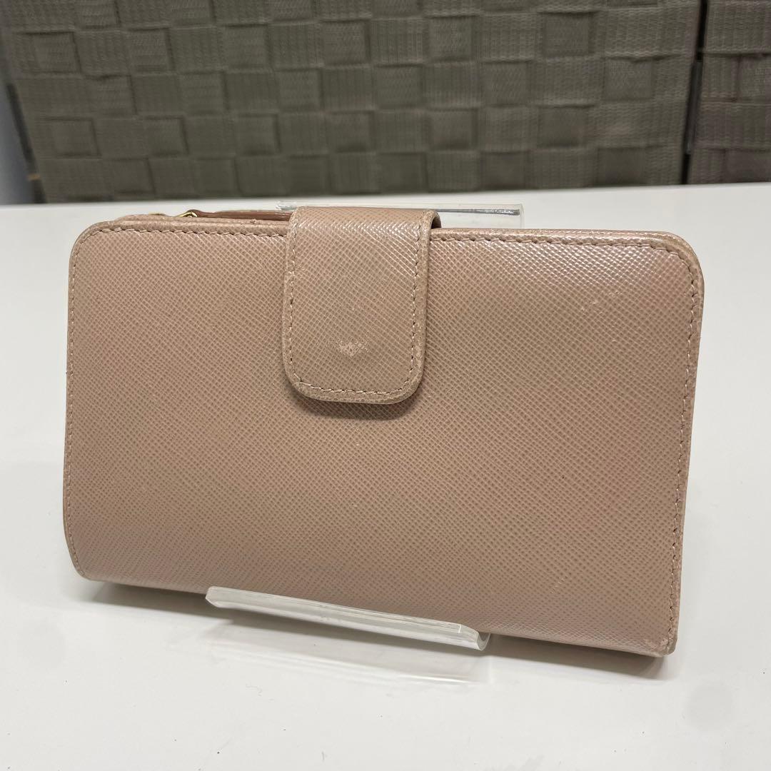 ち*こ様 PRADA サフィアーノレザー 二つ折り財布 ベージュ